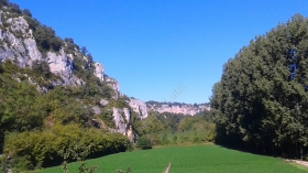 Vallée du Lot et ses falaises près de Saint Géry. -      ISABELLE  &  JACKY PHOTOS